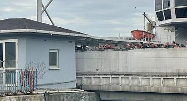 Yalova'da, dümeni kilitlenen feribot, iskeleye çarptı