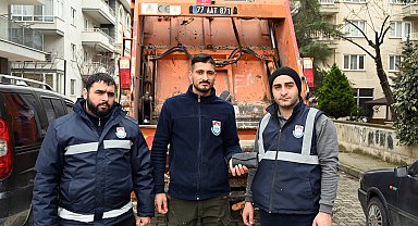 Yalova'da temizlik personeli, buldukları cüzdanı sahibine teslim etti