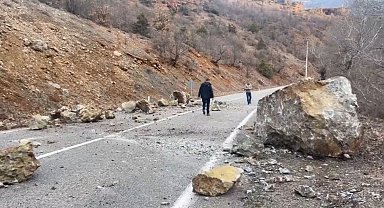 Yamaçtan kopan kaya parçaları yola düştü