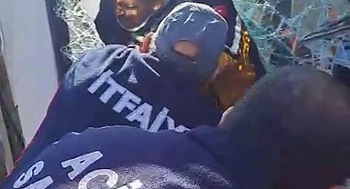 Yan yatan kamyonda yaralanan sürücüyü camdan çıkardılar