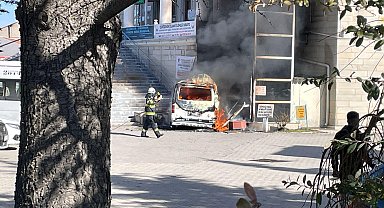 Yangın çıkan hafif ticari araçtaki 4 çocuk, kendi imkanlarıyla kurtuldu