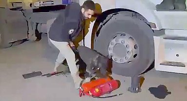 Yangın tüplerindeki 11 kilo 150 gram eroini 'Uzi' buldu