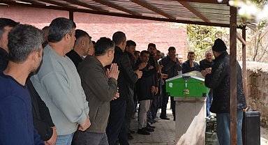 Yangına müdahale etmek isterken alevlerin arasında kalmıştı; toprağa verildi