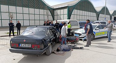 Yaralanan motosiklet sürücüsünün başının altına paspas serdiler