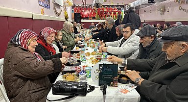 Yaşlılar, okul sıralarında öğretmenlerle buluştu