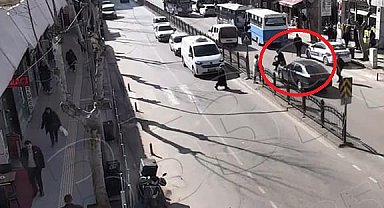 Yaya geçidinde otomobilin çarptığı kadın yaralandı; kaza kamerada
