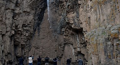 Yazın kuruyan şelale akmaya başladı