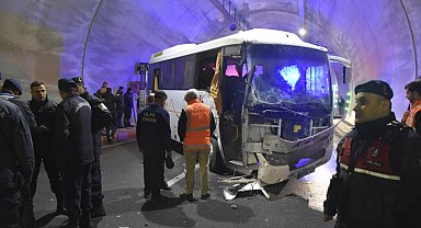 Yolcu midibüsü tünelde TIR'a çarptı: 14 yaralı