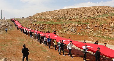 105 çocuk, Cudi Dağı'nda 105 metrelik Türk bayrağıyla yürüdü