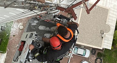 12'nci katta asılı kalan iskeledeki 2 işçi kurtarıldı