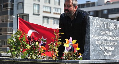 17 yaşında ölen oğlunun mezarını 19 aydır her gün aynı saatte ziyaret edip, günlük rutinlerini anlatıyor