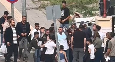 2 ailenin tekmeli yumruklu kavgası kamerada