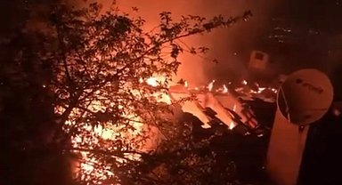 2 katlı binanın çatı katı alev alev yandı