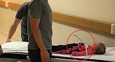 2 yaşındaki Meryem'in oynadığı askı çenesine saplandı