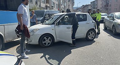 2042'ye kadar ehliyetine el konulan sürücü, otomobiliyle park halindeki halk otobüsüne çarptı