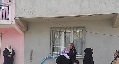 2'nci kat penceresinden düşen Azra yaralandı