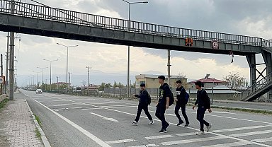 3 lisenin yakınındaki üst geçit , 'Yol uzuyor' diye kullanılmıyor