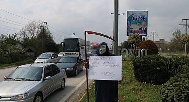 'Bayramda bana iş çıkarmayın' pankartıyla D-100'e çıktı; sürücüleri uyardı