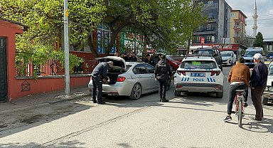 'Dur' ihtarına uymayan otomobil sürücüsüne 24 bin lira ceza; araçtan uzun namlulu silah çıktı