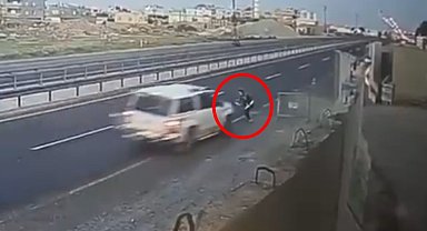 'Dur' ihtarına uymayan sürücü, yola kapan atan polise otomobiliyle çarpıp yaraladı