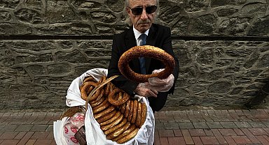 'Kravatlı simitçi' takım elbisesi ve boyalı kunduralarıyla tarihi çarşıları dolaşıp simit satıyor