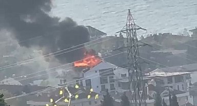 4 katlı apartmanın çatısı alev alev yandı