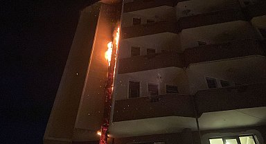 6 katlı binanın giriş katındaki yangın söndürüldü