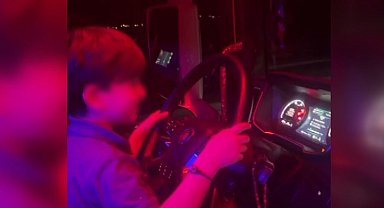 7 yaşındaki oğluna TIR kullandırıp, görüntüleri sosyal medyada paylaştı