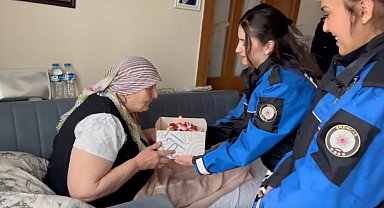 71'inci yaşını birlikte kutlamak istediği polisler pastaya geldi