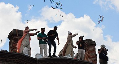 8 ton mesir macunu 20 dakikada halka saçıldı