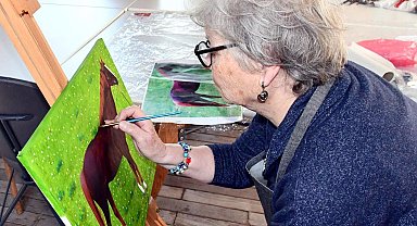 80 yaşında resim yaparak hayata sarılıyor
