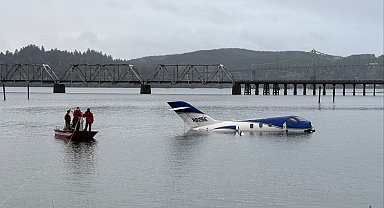 ABD'de bir uçak pistten kayarak suya düştü