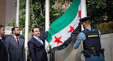 ABD'deki BM merkezinde, yeni Suriye bayrağı göndere çekildi