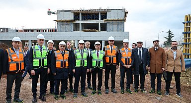 Adalet Bakanı Tunç, Sakarya Adalet Sarayı inşaatında incelmelerde bulundu