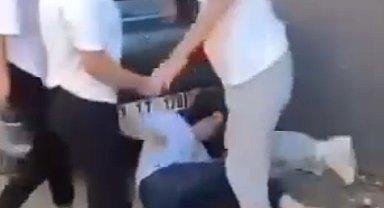 Adana'da 3 kız, küfür tartışmasında arkadaşlarını darbetti Video eklendi