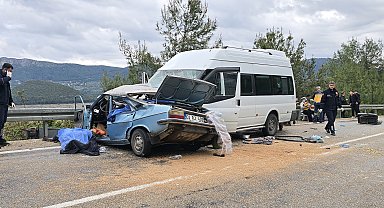 Adana'da otomobil ile minibüs çarpıştı; aynı aileden 5 kişi öldü, 8 yaralı
