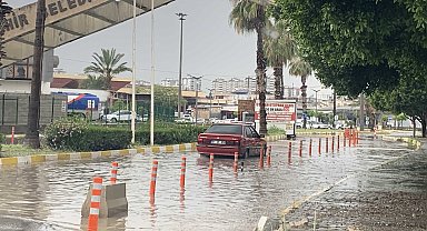 Adana'da sağanak sele neden oldu