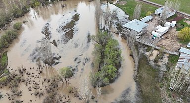 Ağrı'da dere taştı; evler su altında kaldı