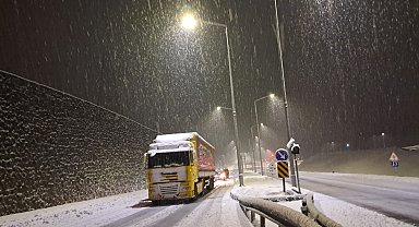 Ağrı'da eğitime kar engeli; Yolda kalan araçlar için küreme çalışması başlatıldı