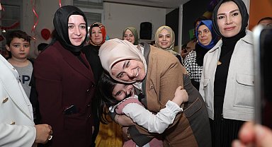 AK Parti Kadın Kolları Başkanı Ercan, hastanede tedavi gören çocukları ziyaret etti