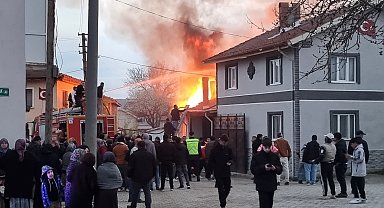 Alev alev yanan ev kullanılamaz hale geldi