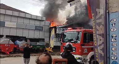 Alev alev yanan iş yeri kullanılamaz hale geldi