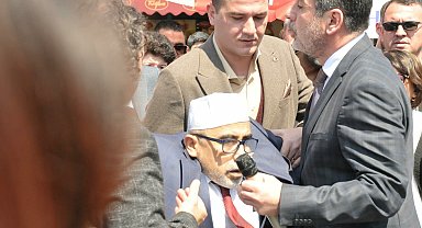 Alpaslan Türkeş lokma hayrında din görevlisi dua ederken fenalaştı