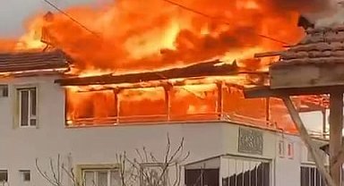 Amasya'da 3 katlı binanın çatı katı alev alev yandı