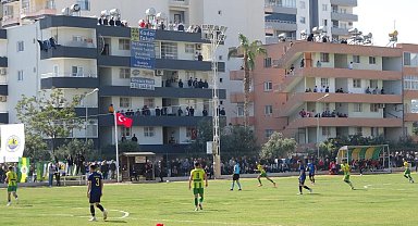 Amatör lig maçında taraftarlar tribünlere sığmadı