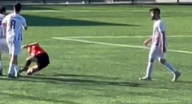 Amatör maçta hakeme yumruklu saldırı kamerada