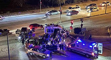 Ambulansla cipin çarpıştığı kaza kamerada; 9 yaralı