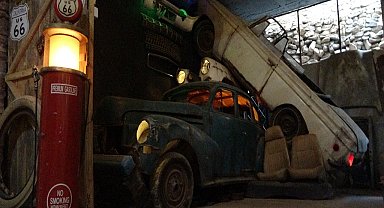 Amerika'da gördü, 4 katlı evinin zemin katını 'araç mezarlığı'na dönüştürdü