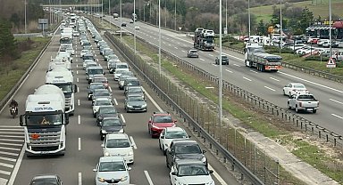 Anadolu Otoyolu'nun Bolu geçişinde trafik yoğunluğu başladı