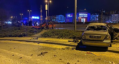 Ankara'da iki otomobil çarpıştı; 6 yaralı